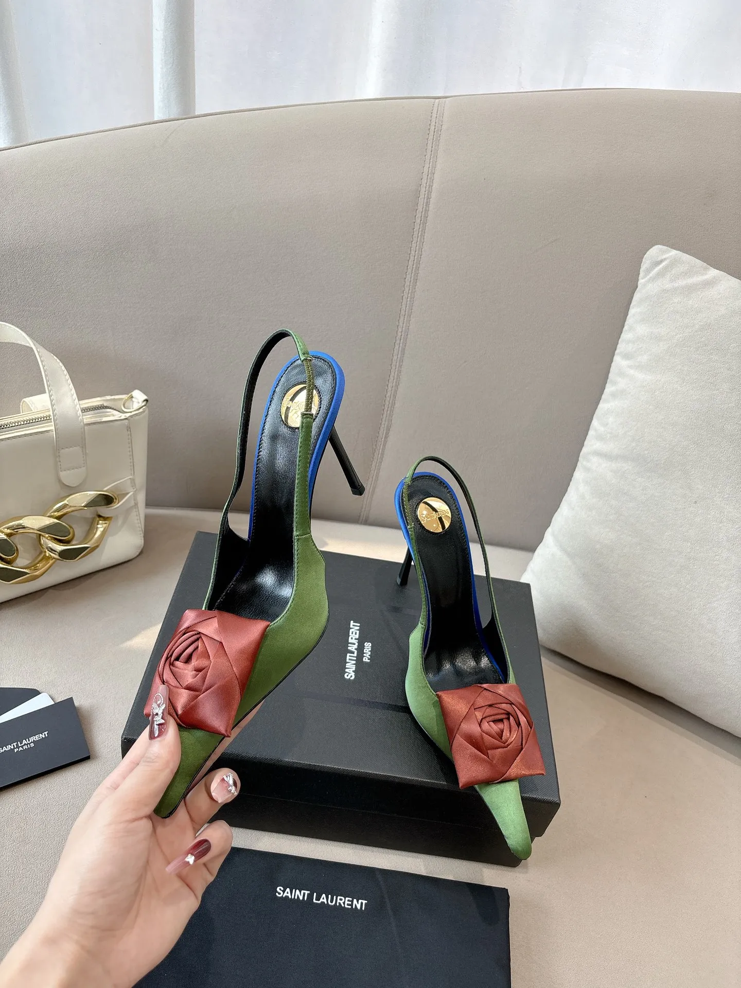 👟👟Ex-factory price 680👟👟 Saint Laurent ysl 25ss/autumn and winter ready-to-wear flower series catwalk style high heels. The toe and contrasting color design make the final effect quite impressive. The different colors are also very beautiful. Straight heels, curved heels, with flowers, and without flowers can be selected. Only YSL understands women’s hearts best and does not accept refutation. It is a super invincible feminine artifact, a must-have for women (z-brand full-body customization, own molded hardware accessories, perfect consistency) ✔ Upper: imported cow patent leather ✔ Inner lining: imported 🐑 goat leather ✔ Sole: imported genuine leather outsole ✔ Heel height: 10.5cm ✔ Size: 36-39 (40, 41, 42 can be customized and non-returnable) Flower style (full set of packaging)